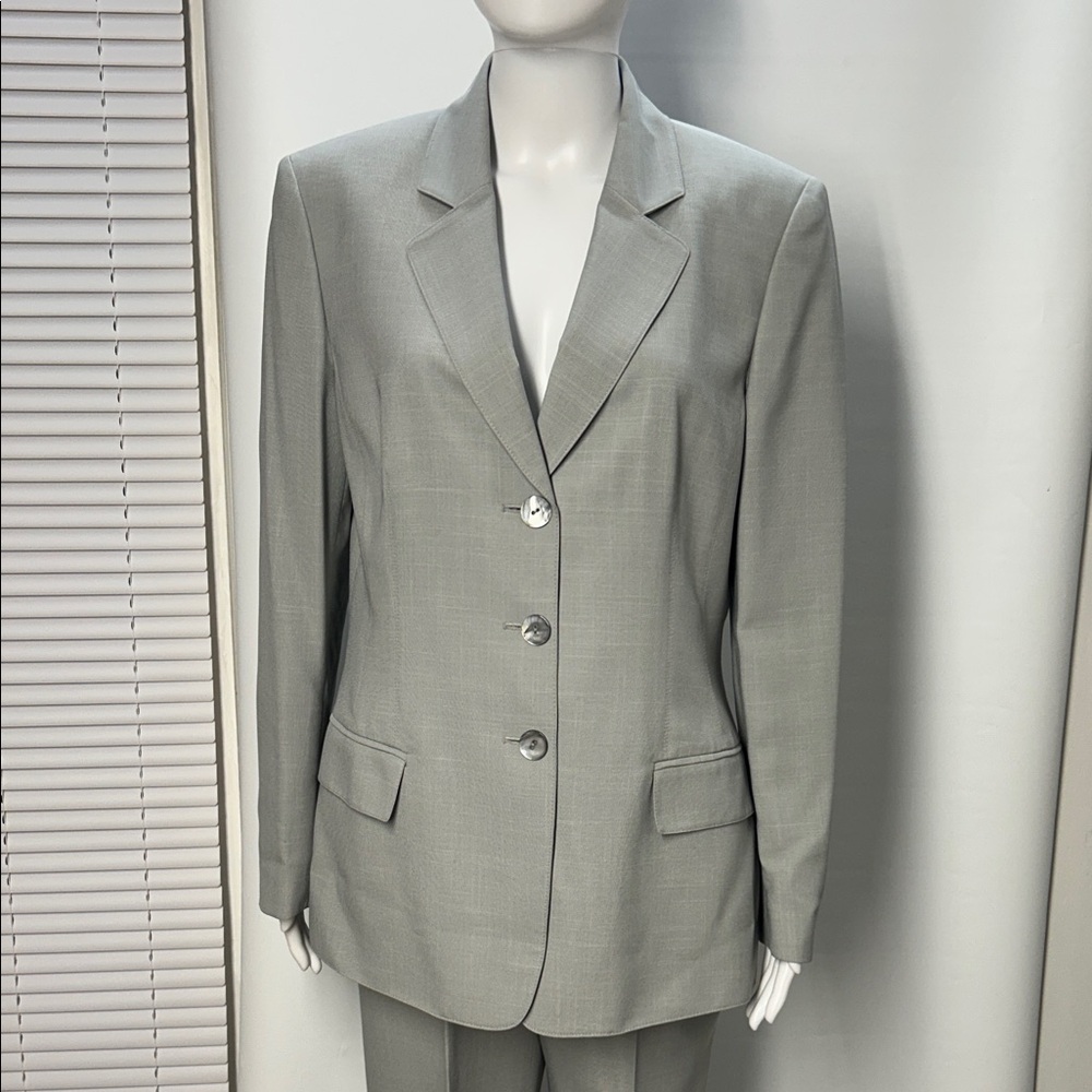 Kasper complete gray/silver pantsuit